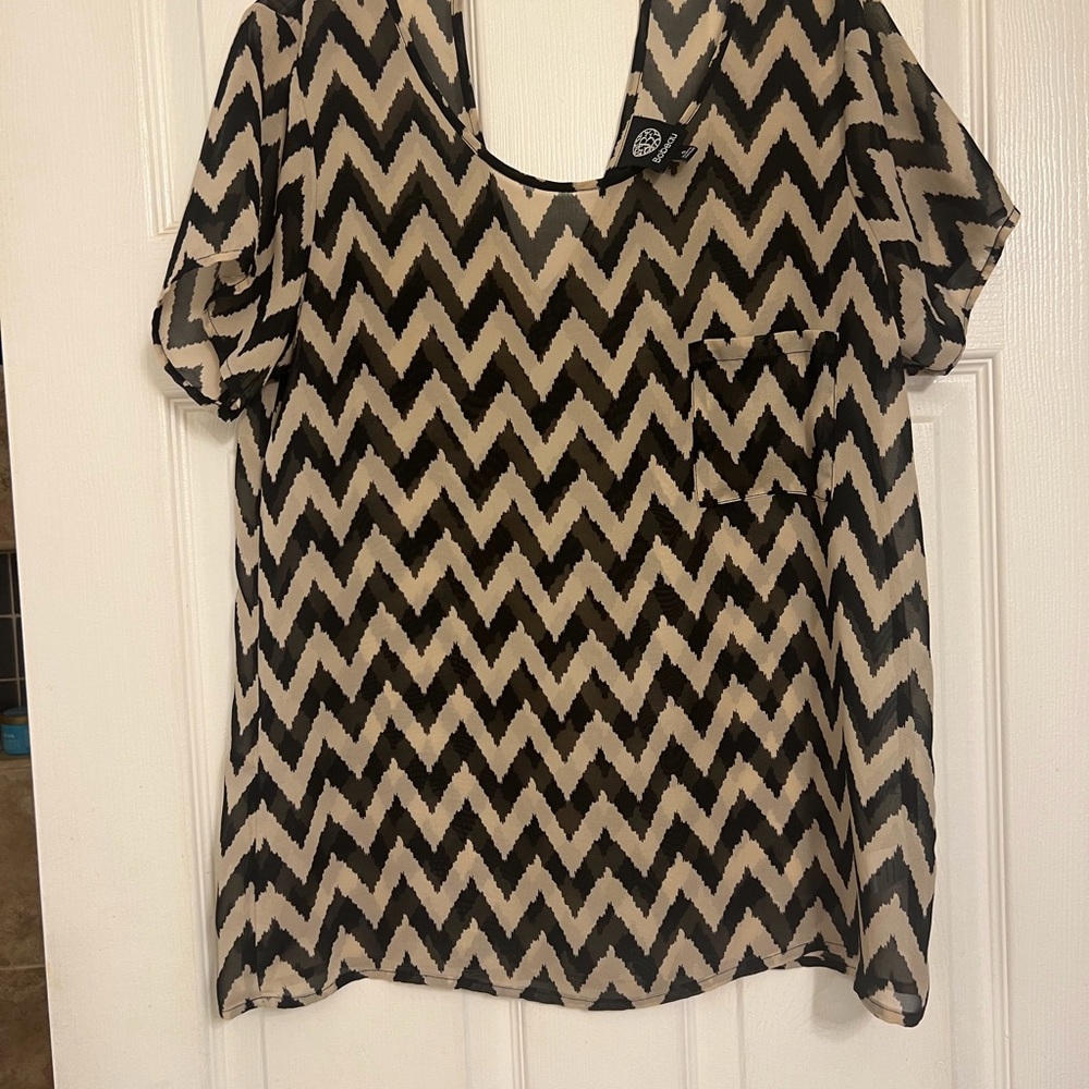 Bobeau Black and Tan Boxy Blouse Short Sleeve